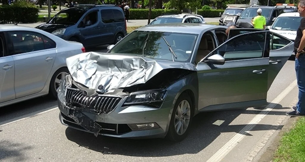 Zırhlı özel hareket aracına çarpan otomobilde büyük hasar meydana geldi