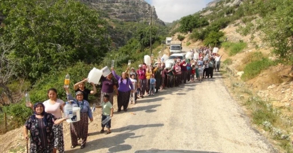 1 Litre Su İçin 1 Kilometre Su Kuyruğu