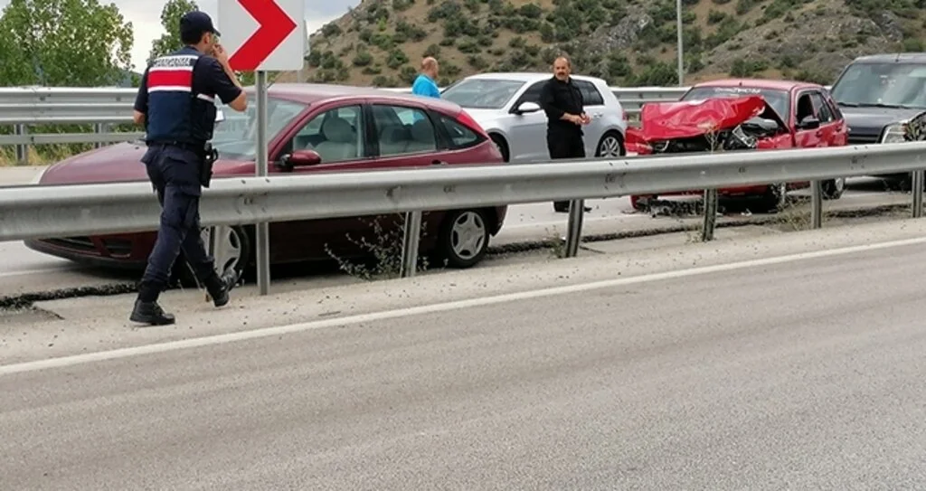 11 araç birbirine girdi: 7 yaralı