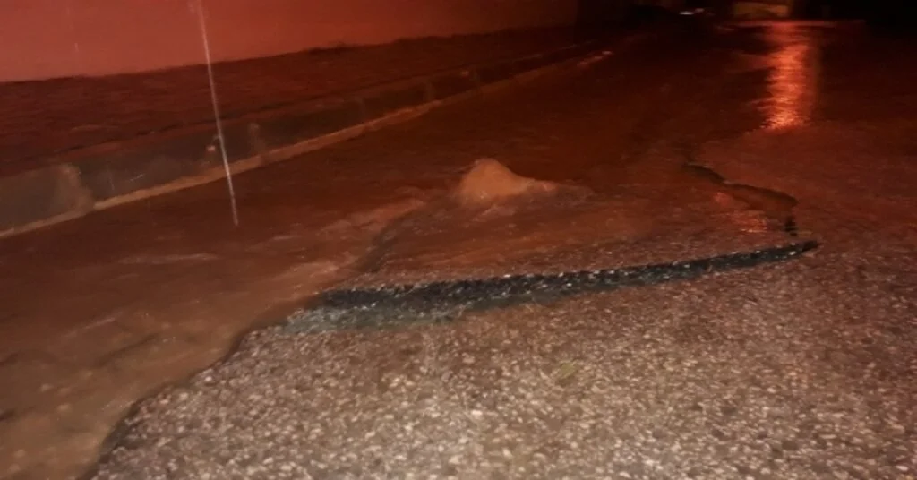 15 Dakikalık Yağış Ve Fırtına Hayatı Felç Etti