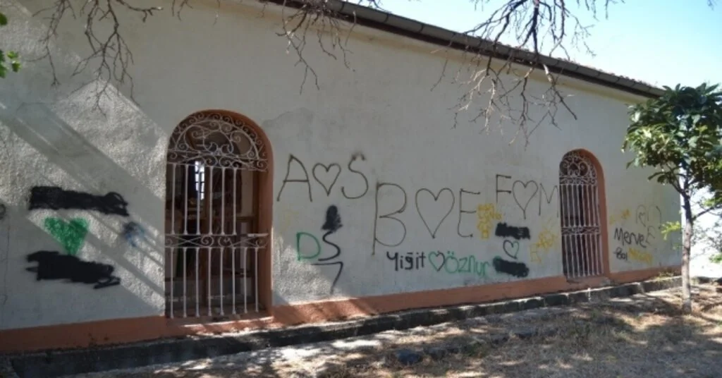 219 Yıllık Cami Kaderine Terk Edildi