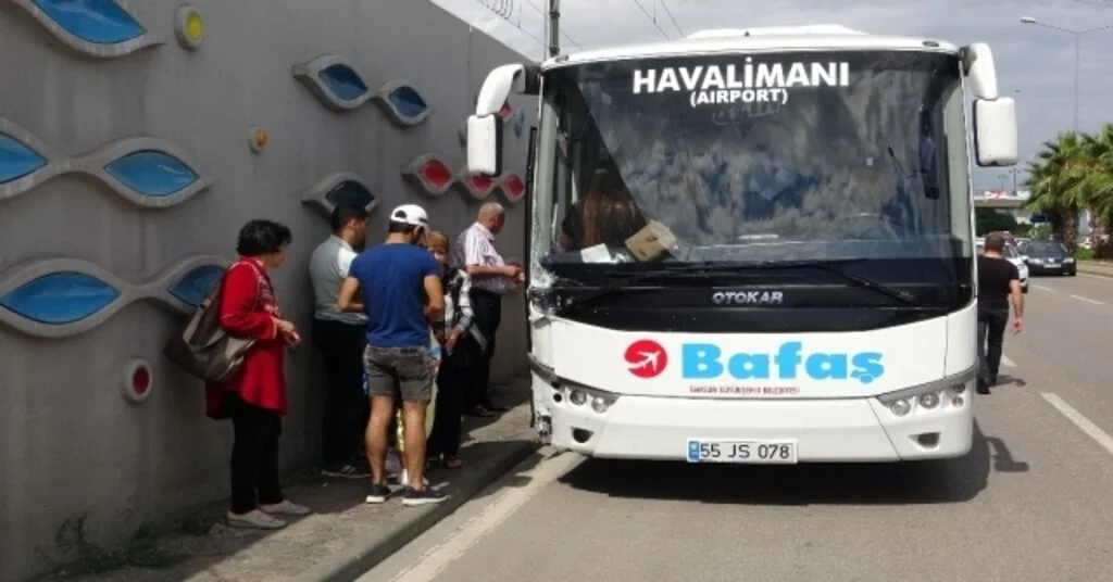 3 Araç Birbirine Girdi, 44 Yolcu Ölümden Döndü