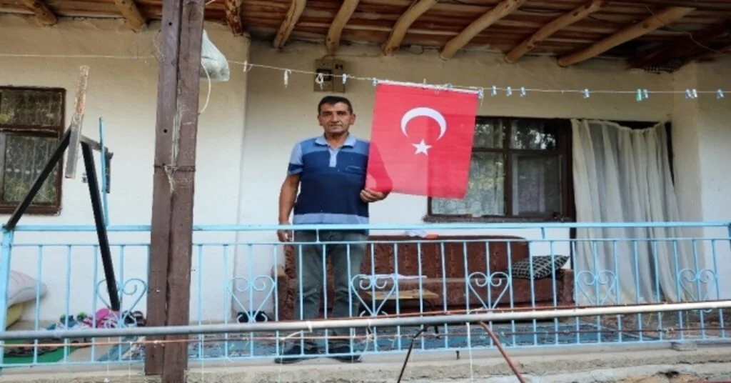 30 Ağustosta Köylerini Türk Bayraklarıyla Donattılar