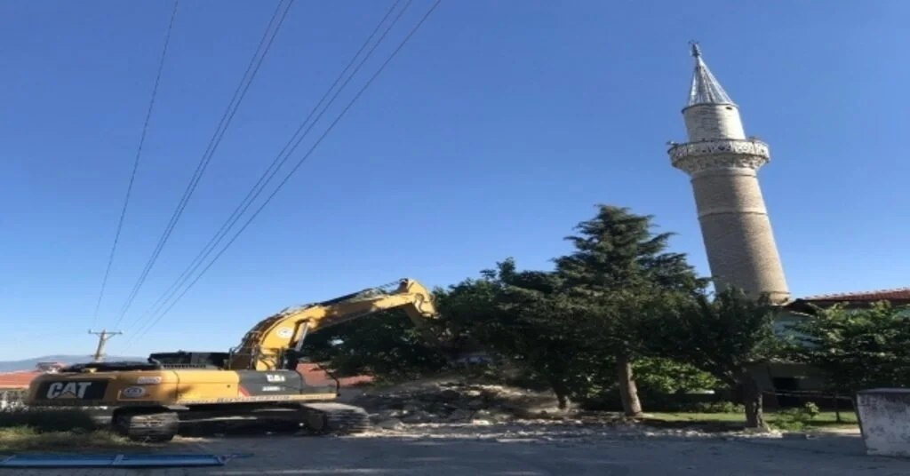 30 Metrelik Minarenin Yıkılma Anı Kamerada
