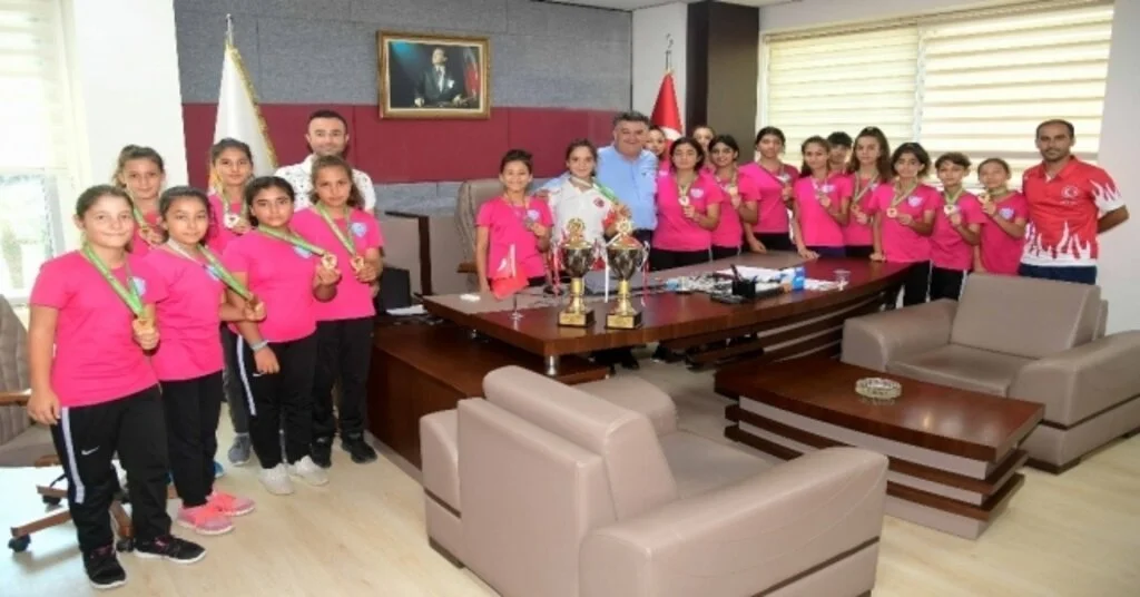 Adana Çim Hokeyi Spor Kulübüne Büyükşehirden Ulaşım Desteği