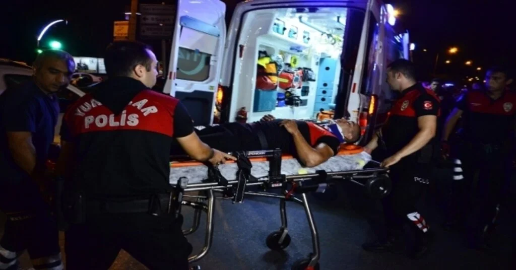 Adanada Otomobil İle Motosikletli Yunus Ekibi Çarpıştı: 1 Polis Yaralandı