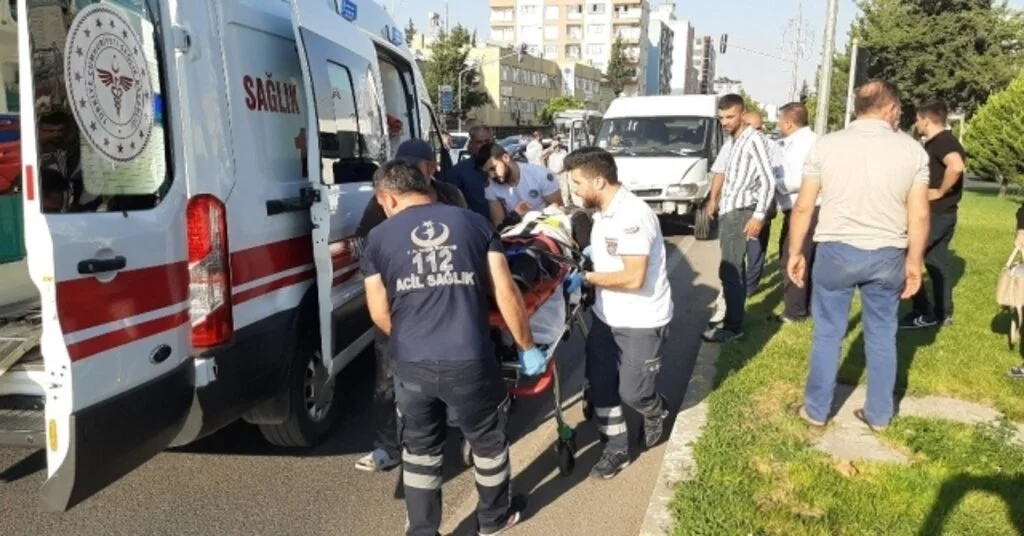 Adıyamanda Otomobil İle Minibüs Çarpıştı: 9 Yaralı