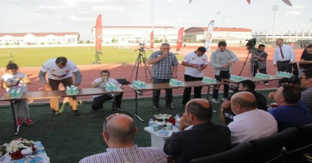 Afyonkarahisarda Kamu Çalışanları İle Stk Temsilcileri Halat Çekme Yarışı Yaptı