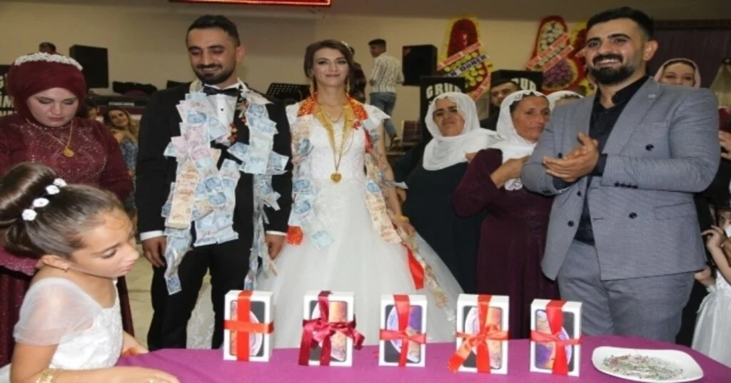 Ağabeyi, Evlenen Kardeşine 5 Adet Akıllı Telefon Taktı