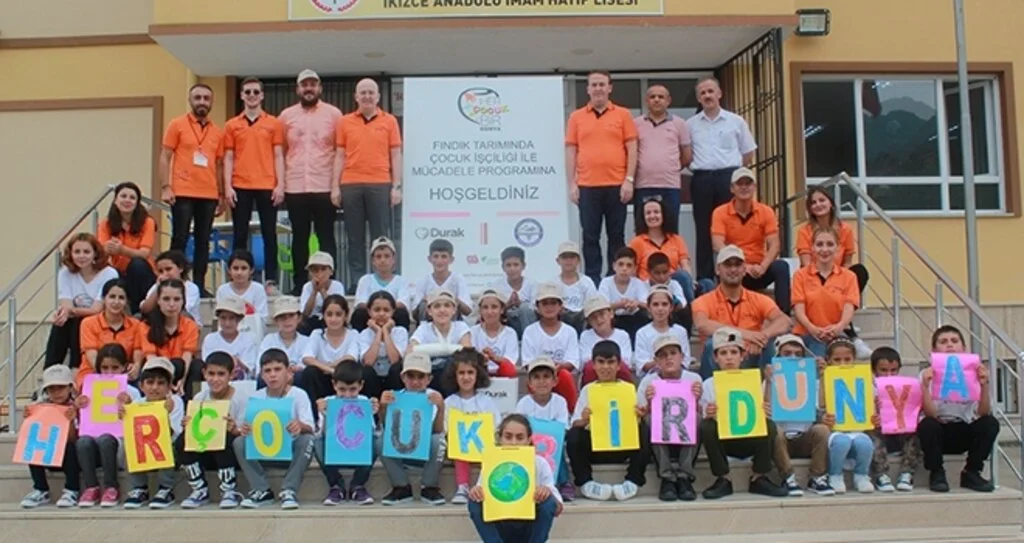 Aileler fındık, çocuklar kalem tutuyor 
