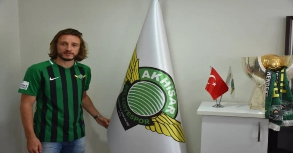 Akhisarsporda Taha Yalçıner İmzayı Attı