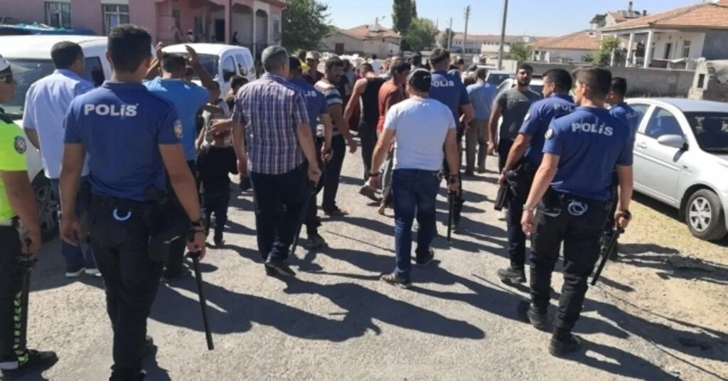 Aksarayda Kaza Sonrası İki Grup Arasında Kavga: 1İ Polis 9 Yaralı