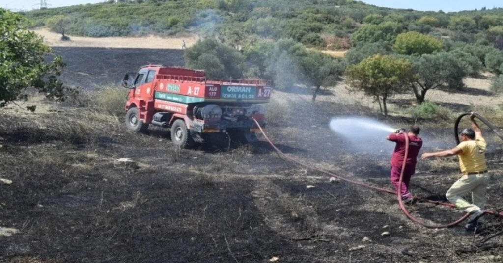 Aliağadaki Yangının, Ormanlık Alana Sıçramaması İçin Büyük Mücadele