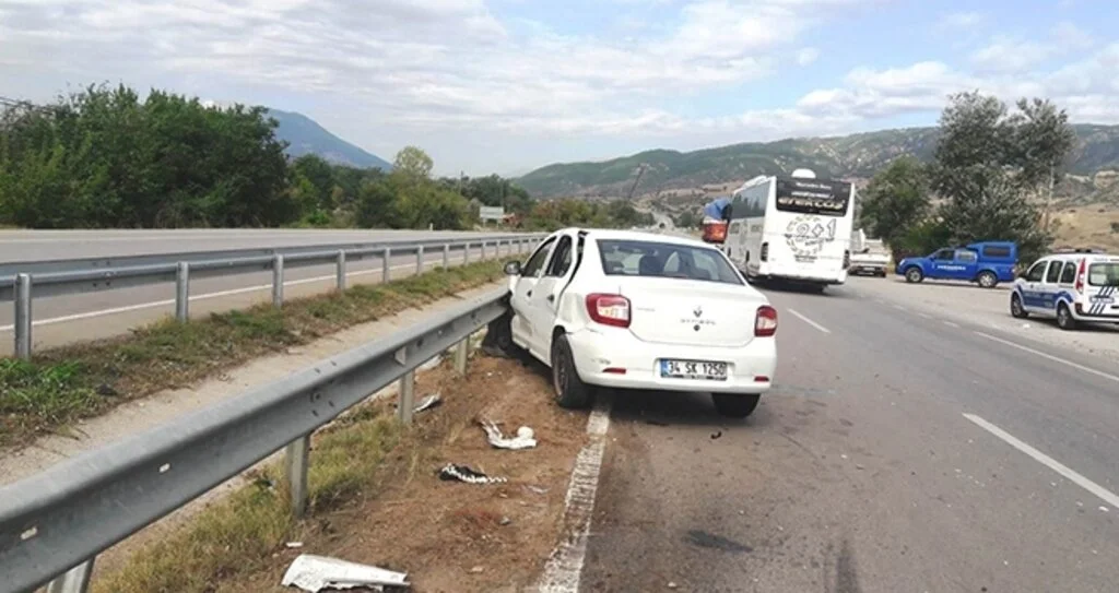 Amasya'da otomobil bariyere çarptı: 5 yaralı