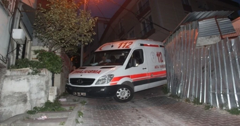 Ambulans Askıda Kaldı, Vatandaşlar Üzerine Çıkarak Dengede Tutmaya Çalıştı