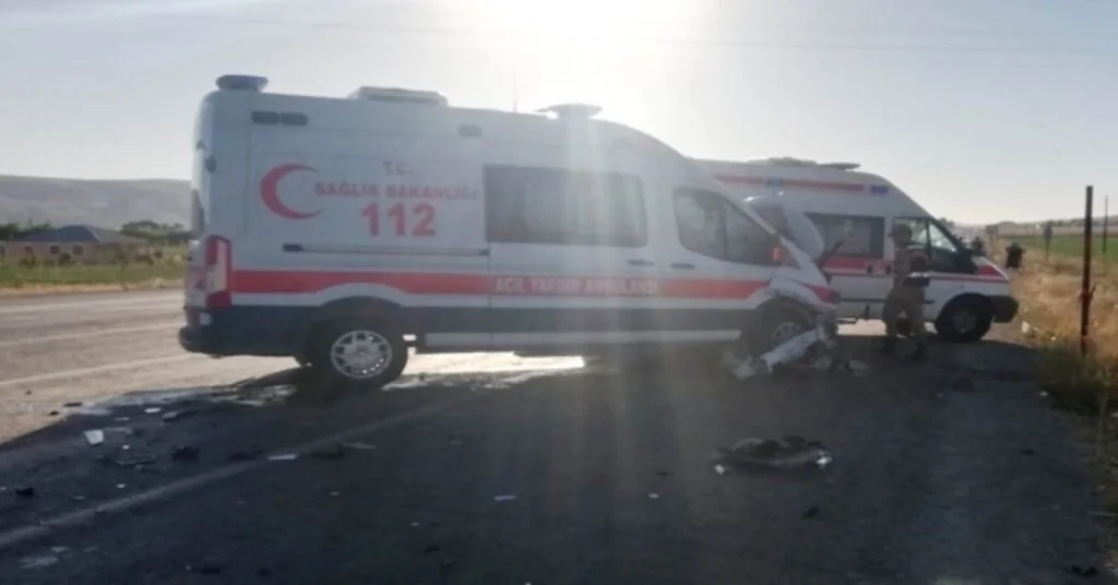 Ambulans İle Ticari Araç Çarpıştı: 6 Yaralı