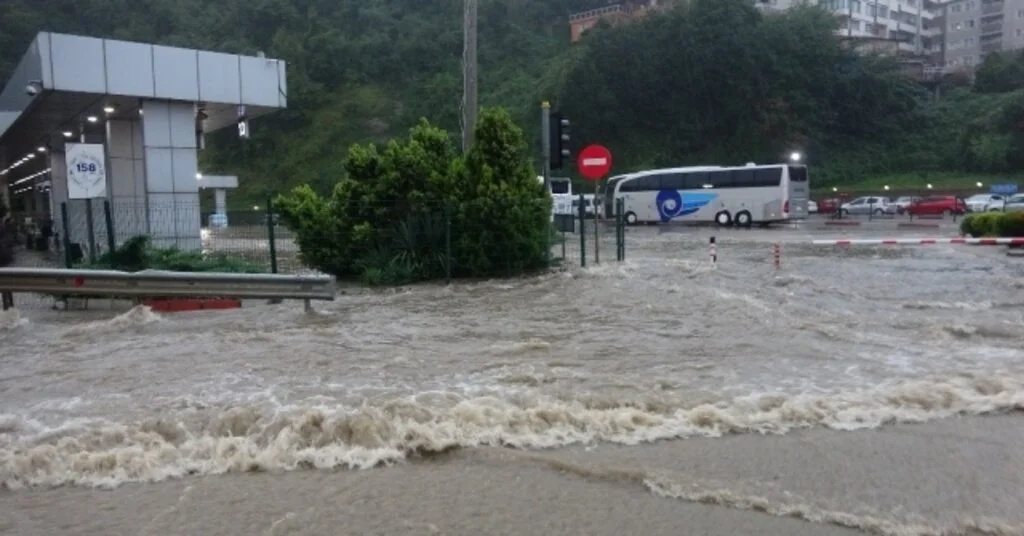 Aniden Bastıran Kuvvetli Yağışta Otobüs Terminali Sular Altında Kaldı