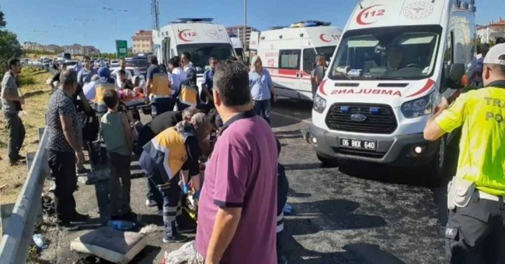 Ankara Kuzey Çevre Yolunda Bir Minibüsün De Karıştığı Kazada En Az 10 Kişi Yaralandı.