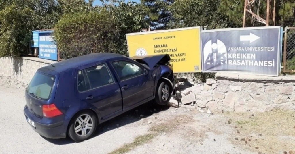 Ankarada Otomobil Duvara Çarptı: 4 Öğretmen Yaralı