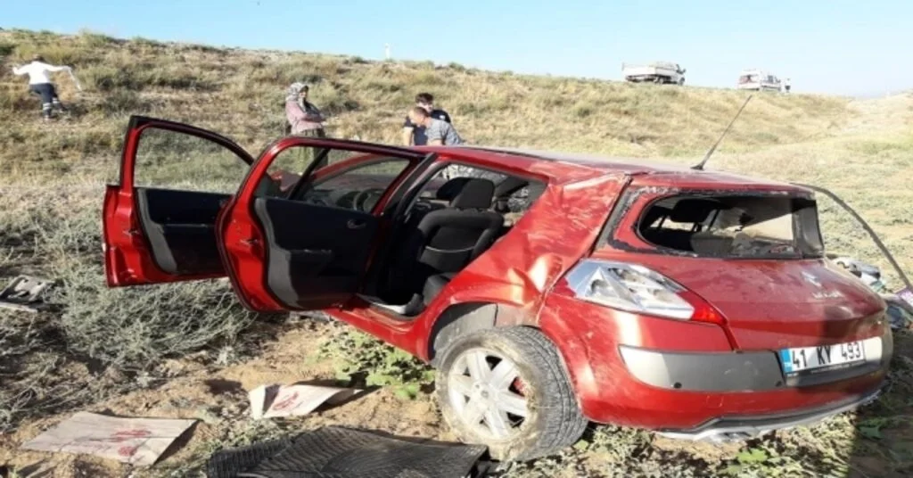 Ankarada Otomobil Tarlaya Uçtu: 2 Yaralı