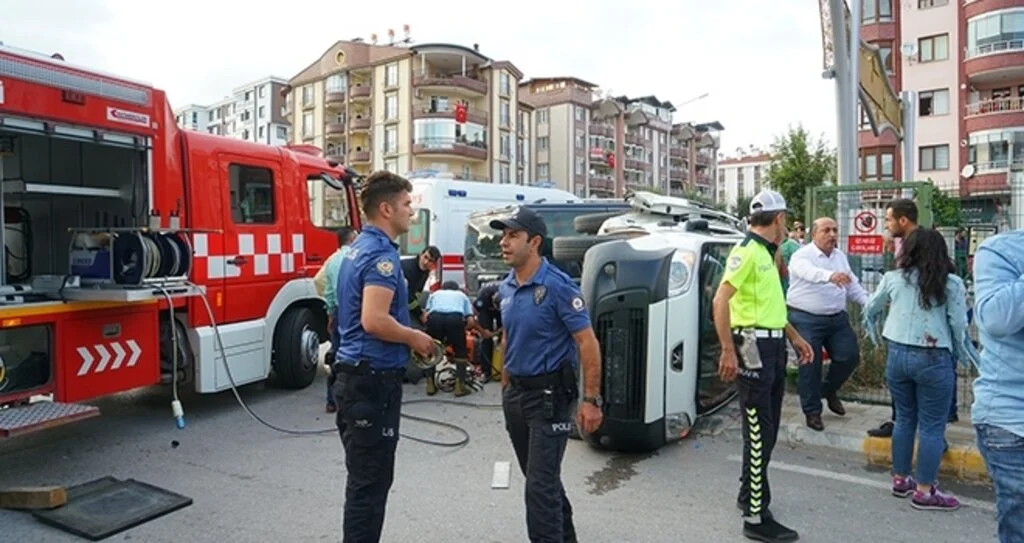 Anne ile kızının üzerine araç devrildi: 1 ölü