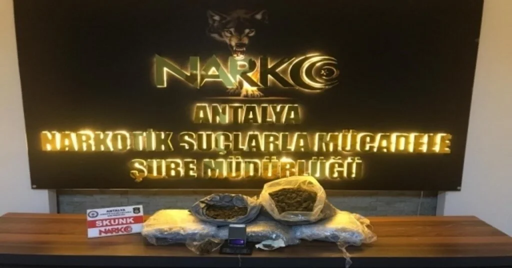 Antalyada 4 Buçuk Kilo Uyuşturucu Ele Geçirildi
