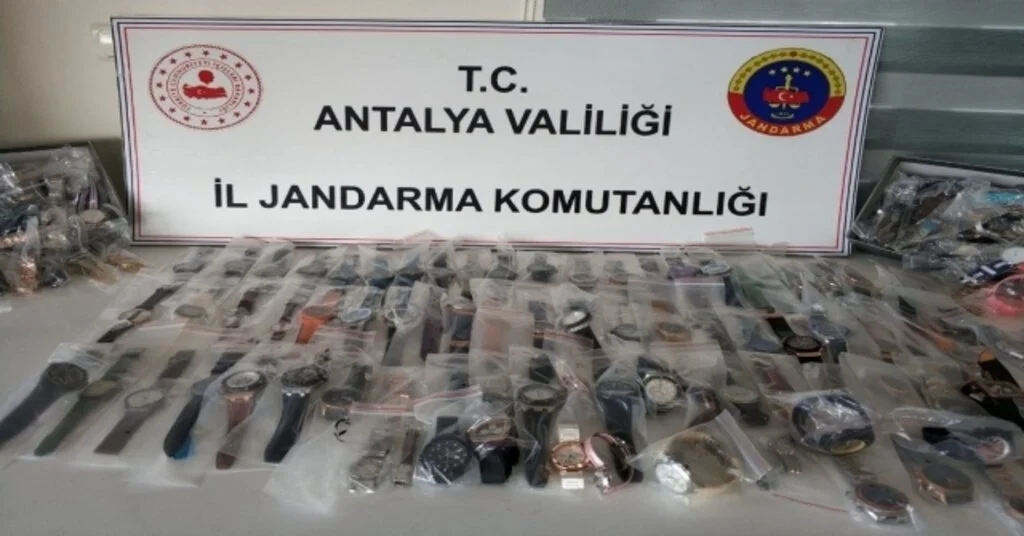 Antalyada 588 Adet Kaçak Kol Saati Ele Geçirildi