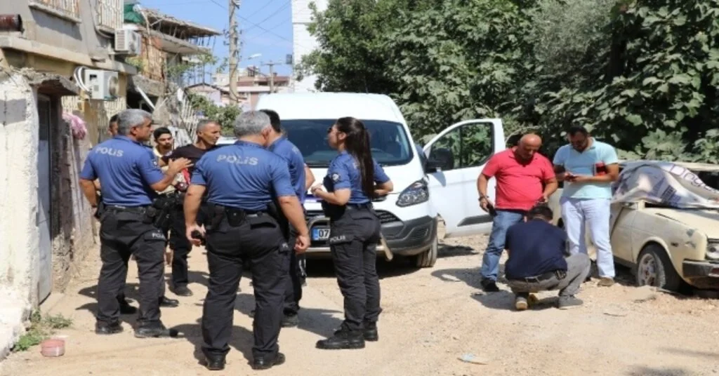 Antalyada İki Aile Arasındaki Kavgada Silah Ve Kılıçlar Konuştu: 3 Yaralı