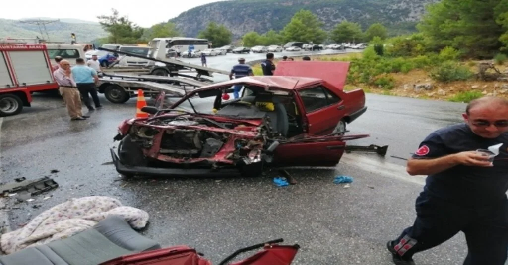 Antalyada Yolcu Otobüsü İle Otomobil Çarpıştı: 1İ Ağır 5 Yaralı
