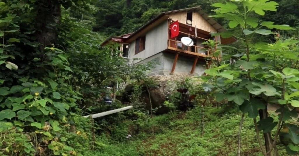 Arazisin De Yer Bulamayınca, Kayanın Üzerine Ev Yaptı