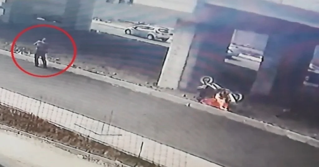Arızalanan Motosikletini Yol Kenarında Böyle Yaktı
