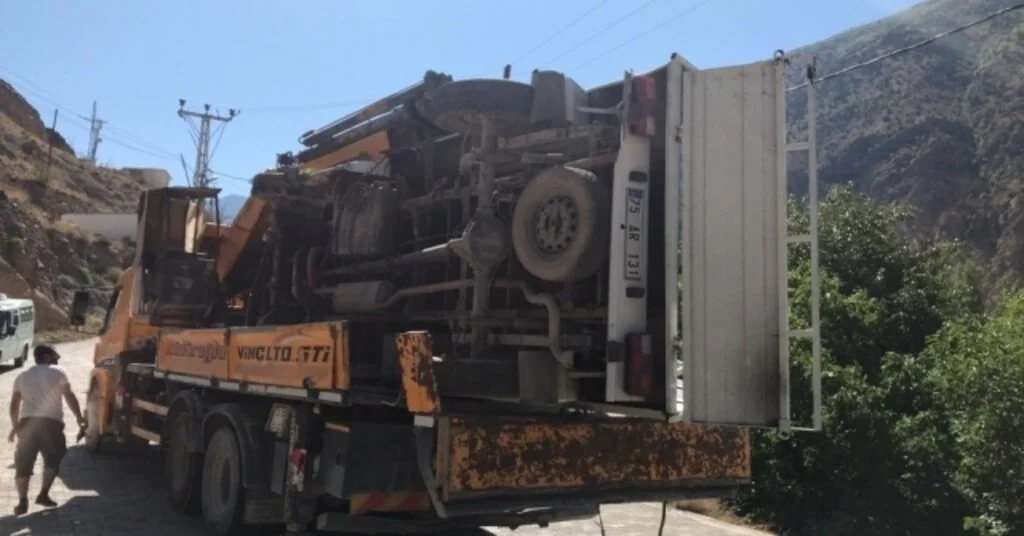Artvinde Kamyonet Şarampole Yuvarlandı: 1 Ölü, 1 Yaralı
