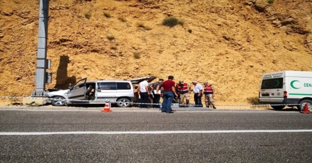 Artvinde Trafik Kazası: 1 Ölü, 3 Yaralı