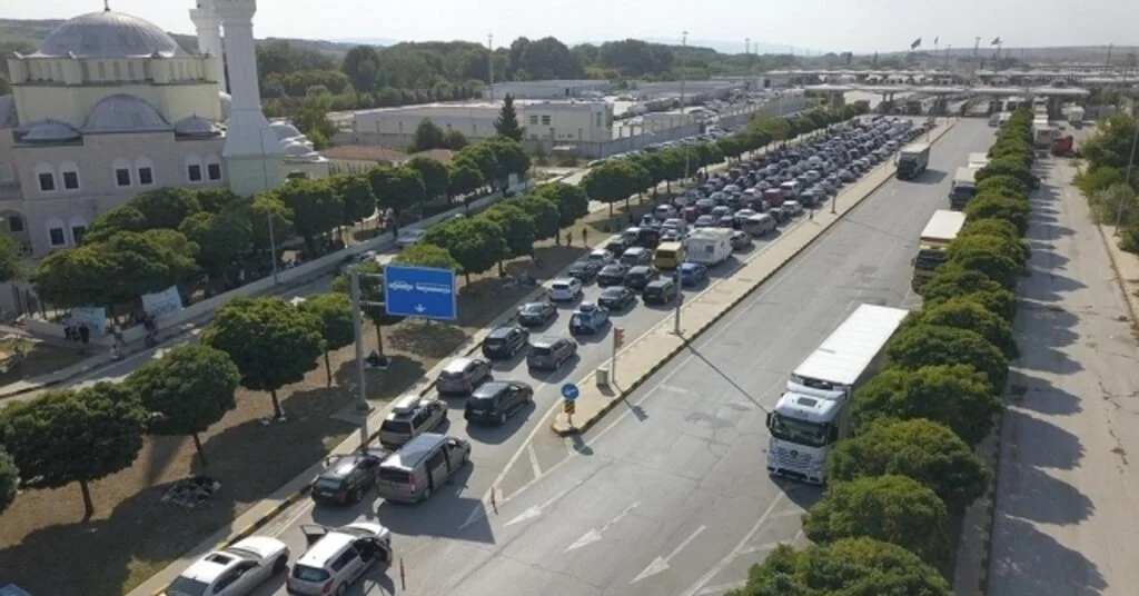 Aşırı Sıcakta Bekleyen Gurbetçilere Su Dağıtıldı