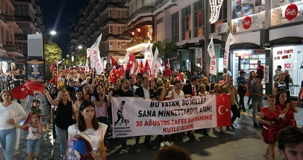 Ata'nın izinde fener alayı