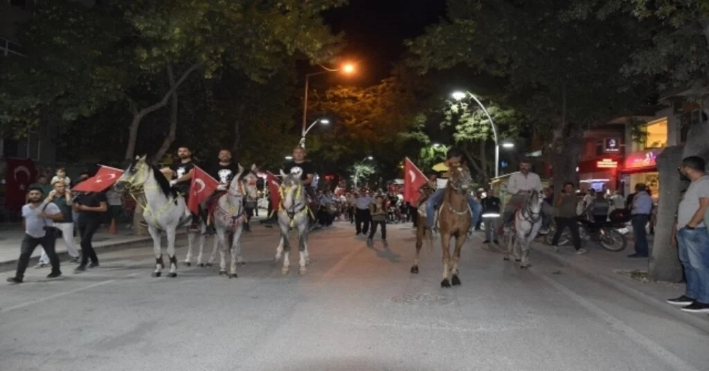 Attan Düşen Binici Diğer Atların Ayakları Altında Kalmaktan Son Anda Kurtuldu