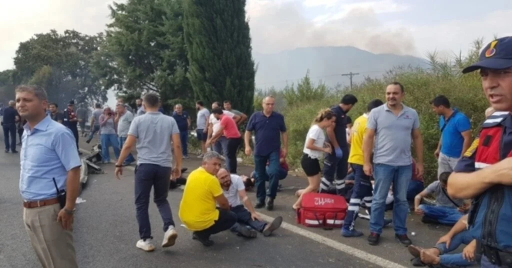 Aydında Devrilen Servis Otobüsü Alev Aldı: 20Si Ağır 45 Yaralı