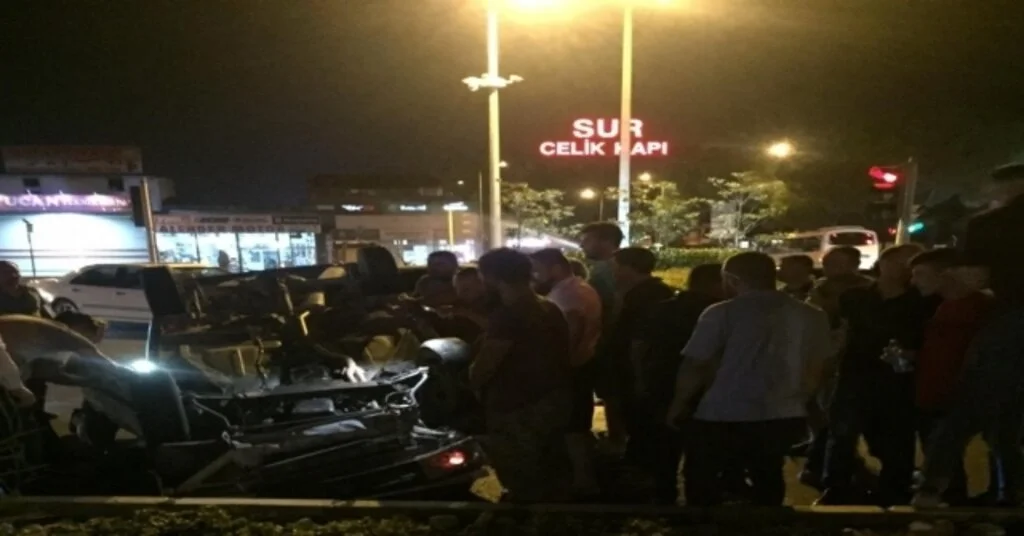 Aydında Trafik Kazası, Hurdaya Dönen Araçtan Sapasağlam Çıktılar