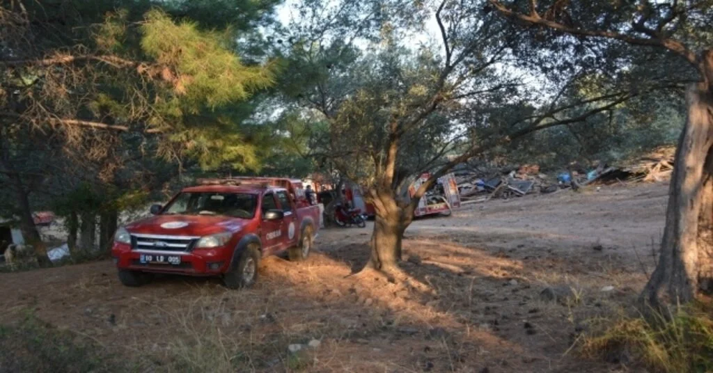 Ayvalık Tabiat Parkında Çıkan Samanlık Yangını İlçeyi Alarma Geçirdi