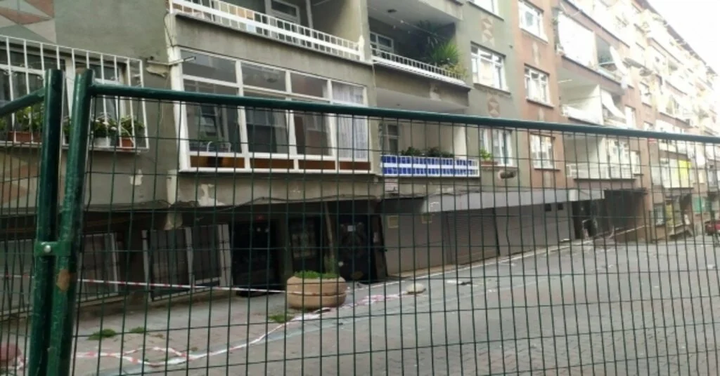 Bağcılarda Yıkılma Tehlikesi Bulunan Bitişik İki Bina Boşaltıldı