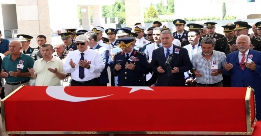 Bakan Akar, Trafik Kazasında Vefat Eden Emekli Tuğgeneralin Cenazesine Katıldı