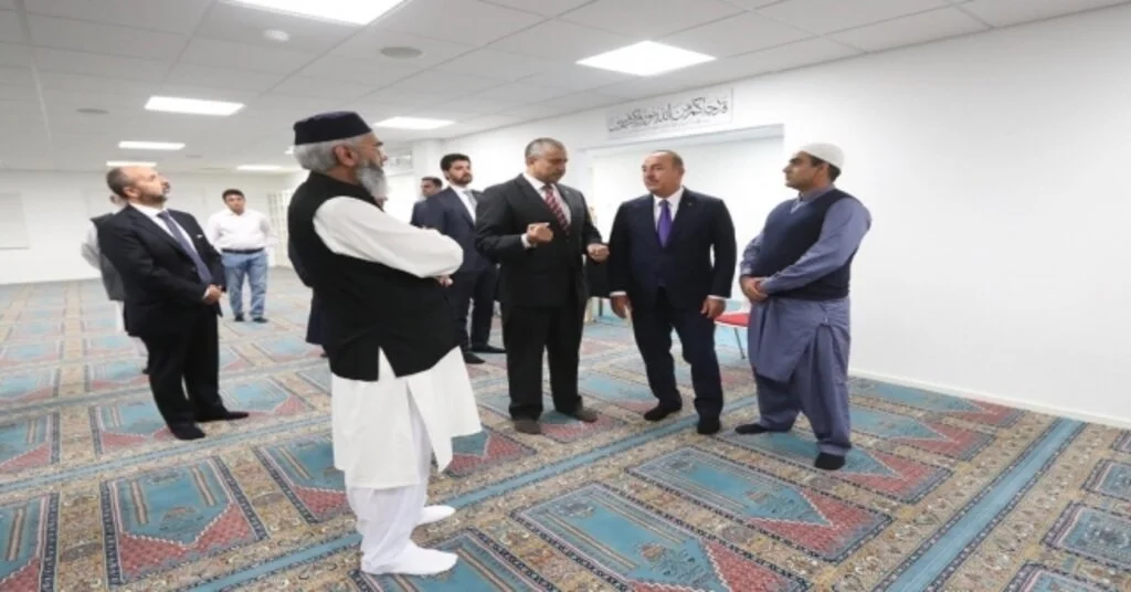 Bakan Çavuşoğlu, Norveçte Saldırıya Uğrayan Camiyi Ziyaret Etti