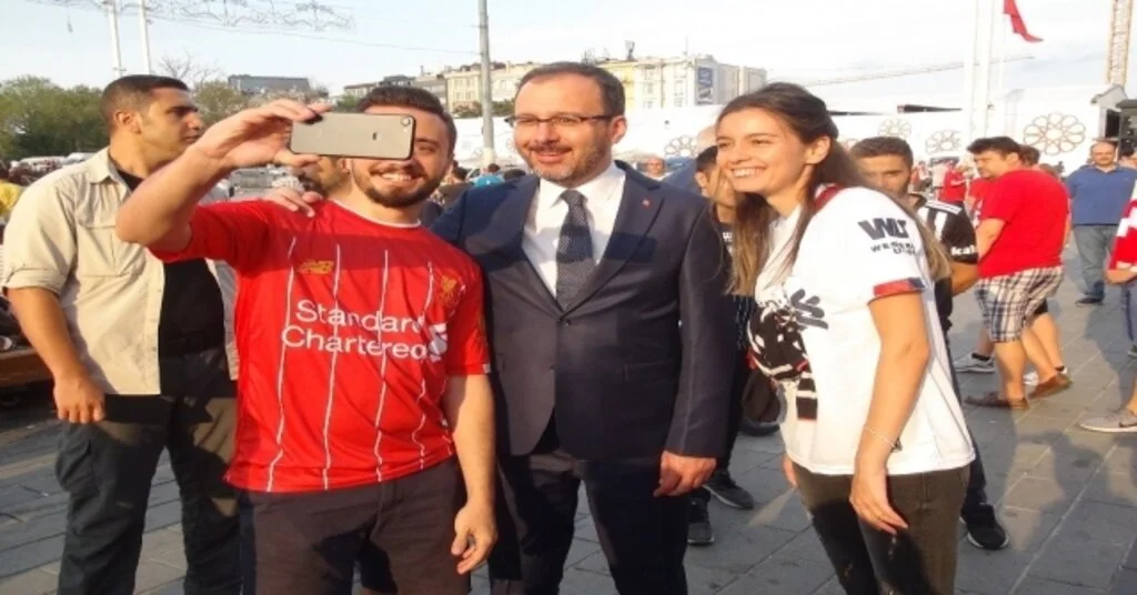 Bakan Kasapoğlu, Maç Öncesi Taksimde Taraftarlar İle Bir Araya Geldi
