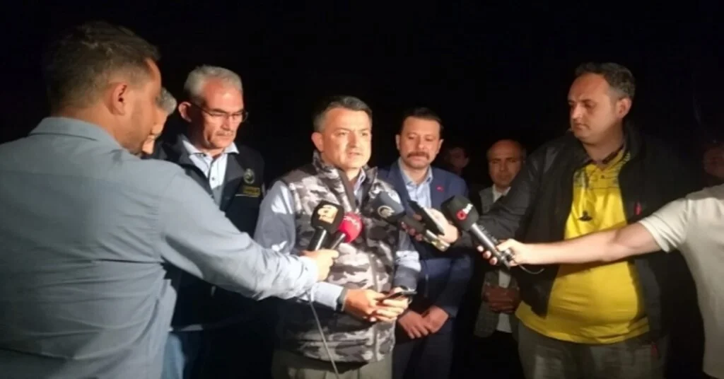 Bakan Pakdemirliden İzmirdeki Yangınlar Hakkında Açıklama