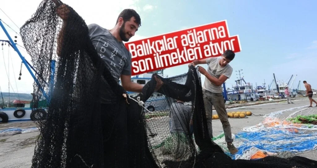 Balıkçılar ağlarına son ilmekleri atıyor