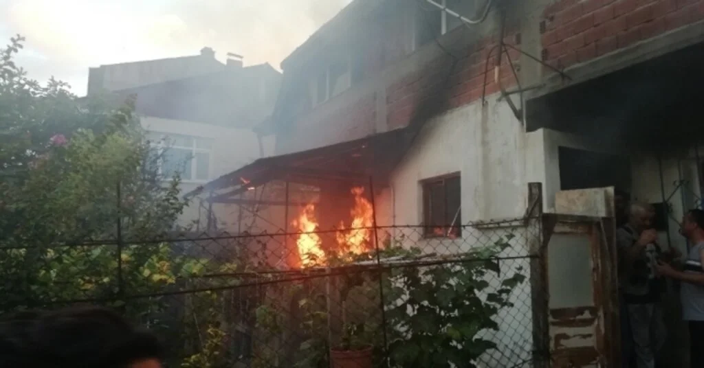 Balkonda Çıkan Yangın Evi Küle Çeviriyordu