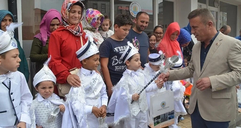 Başkan Acar, sünnet olacak çocukları sevindirdi