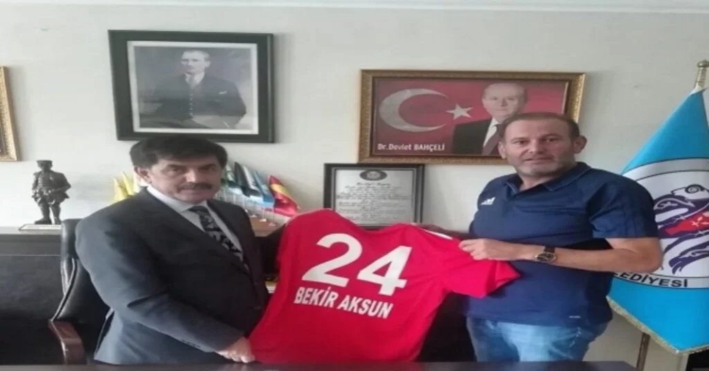 Başkan Aksuna İsmi Yazılı Forma Hediye Etti