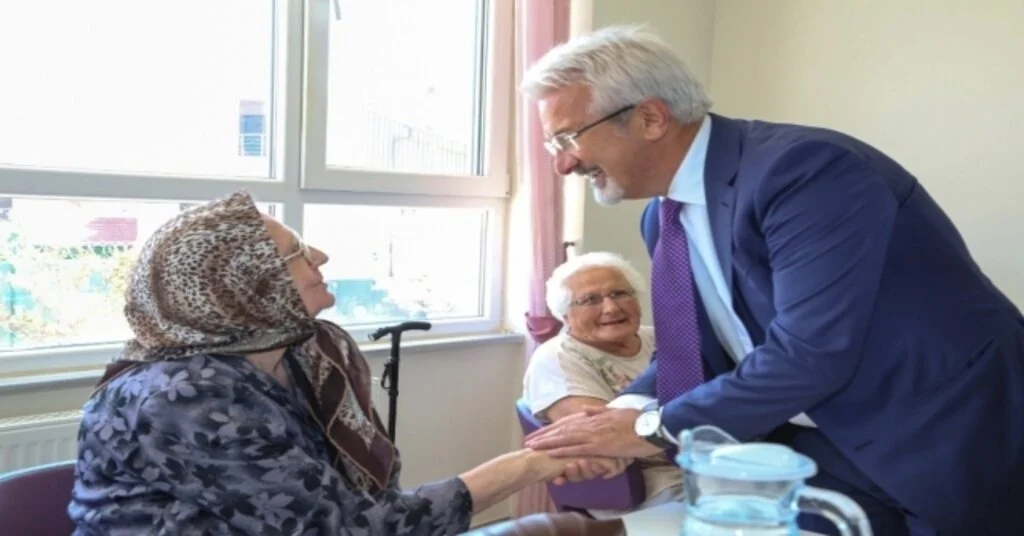 Başkan Erdem Önce Huzurevi Sakinleriyle Bayramlaştı