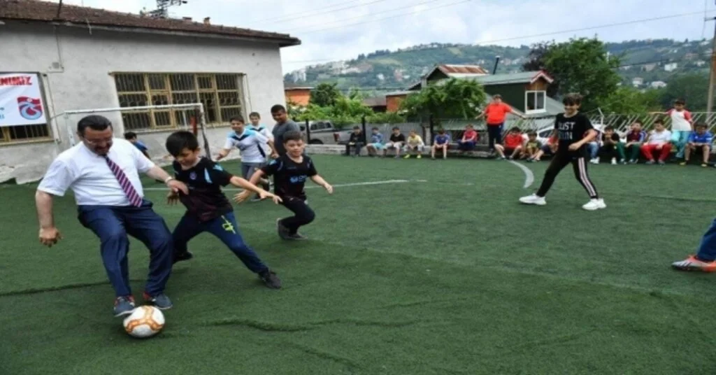 Başkan Genç, Trabzonsporun 52. Kuruluş Yıldönümünü Çocuklarla Birlikte Kutladı
